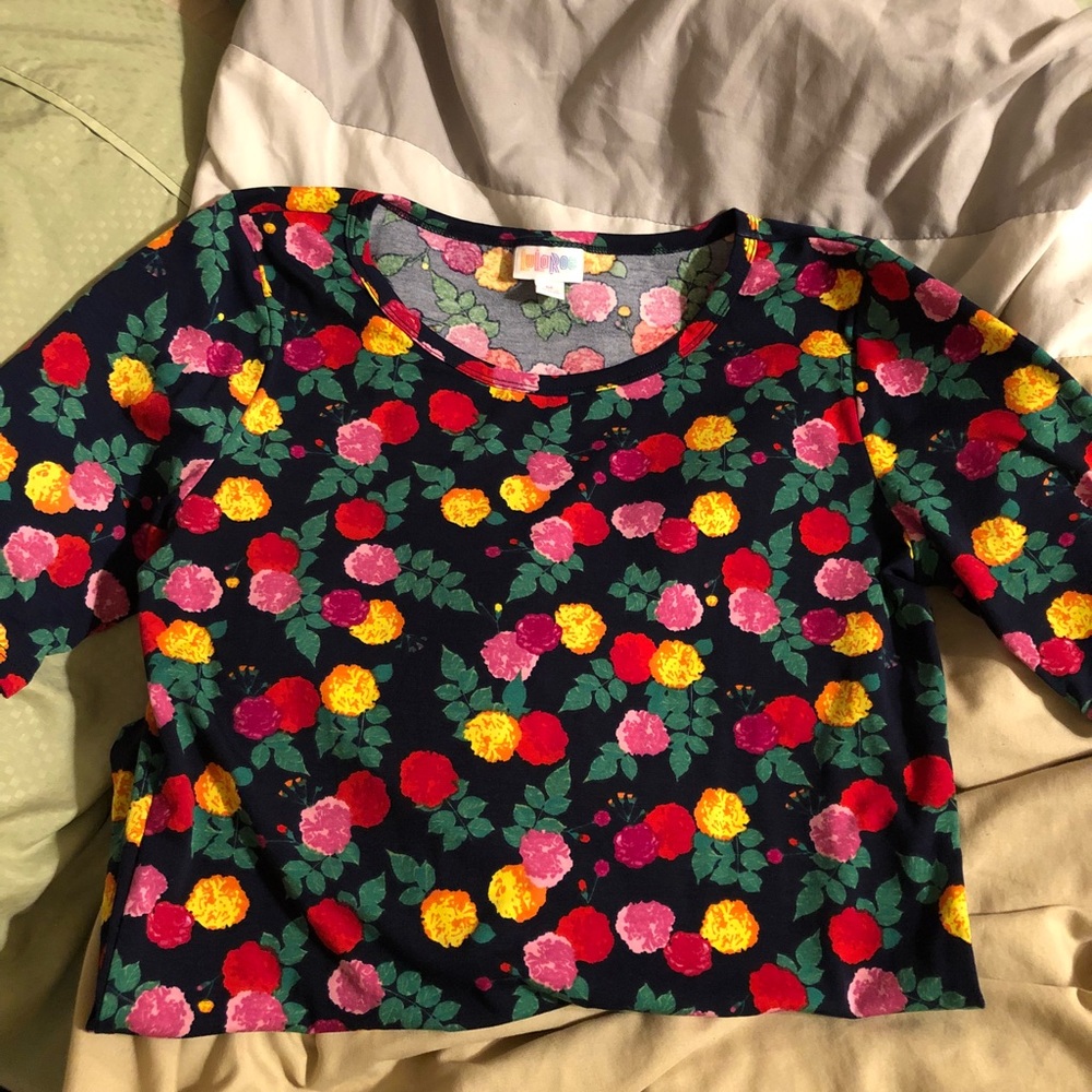NWOT Lularoe Gigi flower top